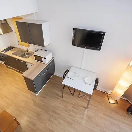 Adorable Opera Studio Apartment *
